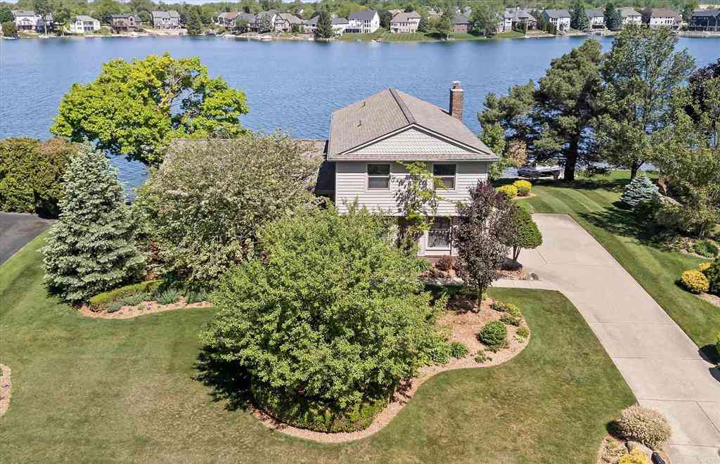 Homes For Sale - 400 Lakes Edge Drive <br/> Oxford, MI 48371
