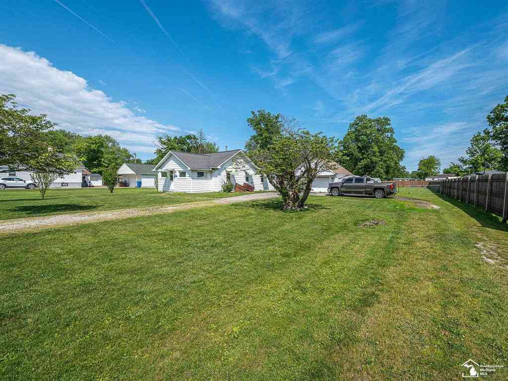 Homes For Sale - 1736 Meadow Drive <br/> Monroe, MI 48162
