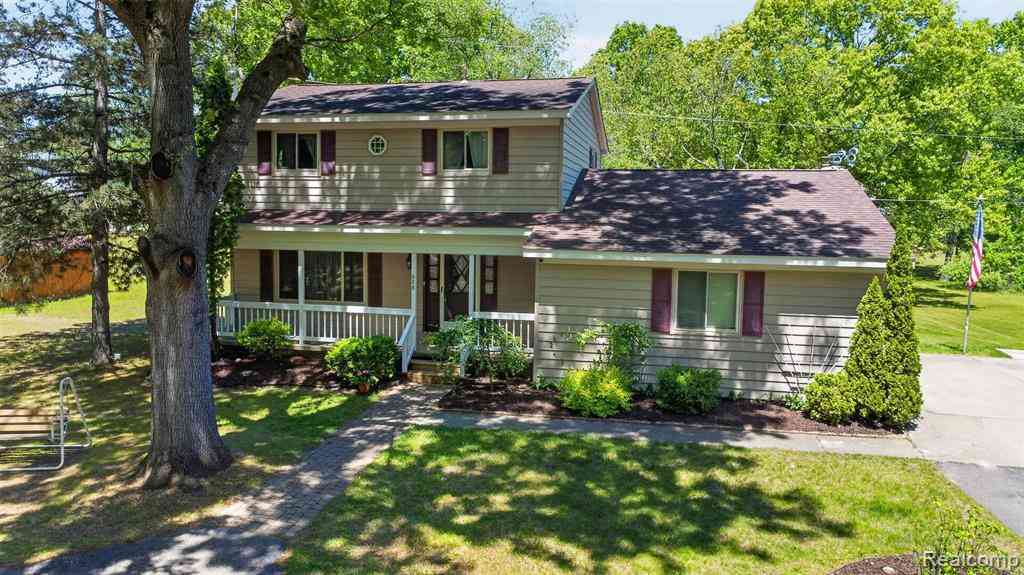 Homes For Sale - 688 Bald Eagle Lake Road <br/> Oakland County, Ortonville, MI 48462