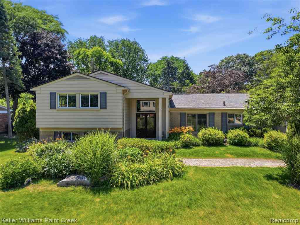 Homes For Sale - 4016 Iverness Lane <br/> West Bloomfield, MI 48323