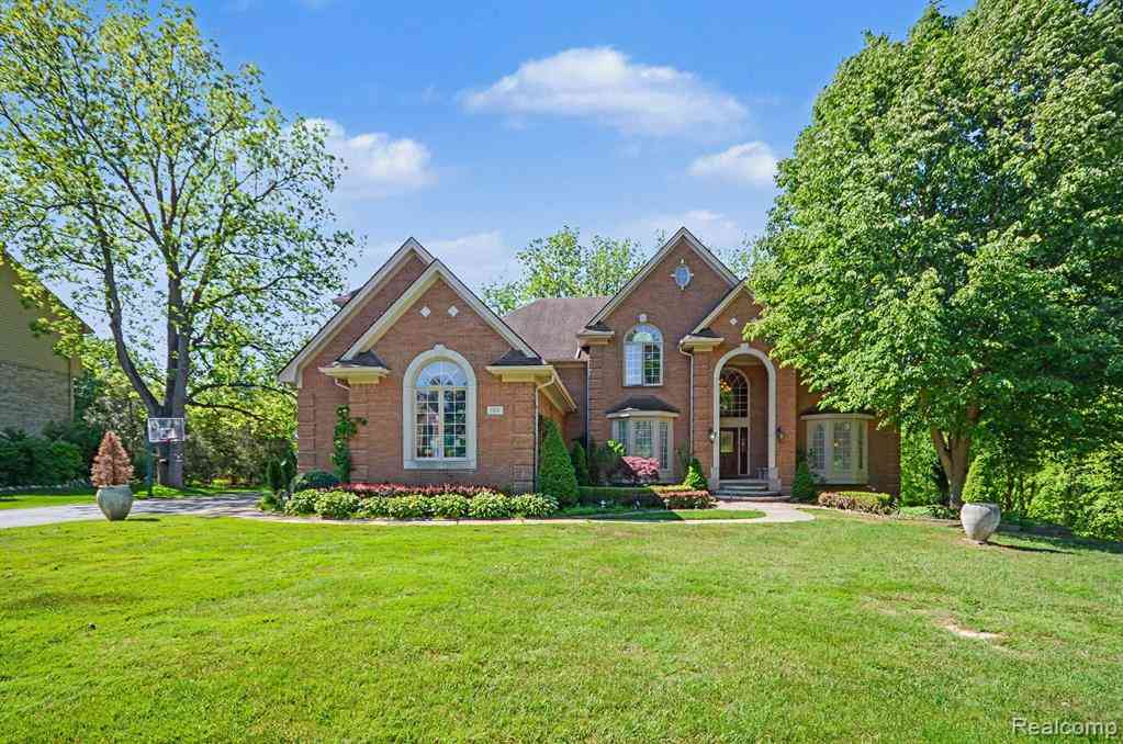 Homes For Sale - 109 W Knorrwood Drive <br/> Oakland County, Rochester, MI 48306