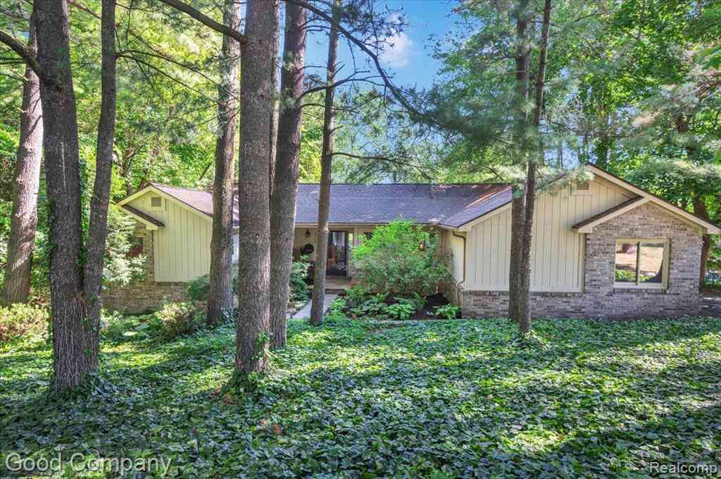 Homes For Sale - 5504 Starwood Drive <br/> Commerce Twp, MI 48382