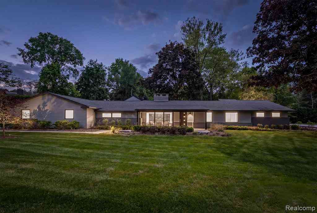 Homes For Sale - 3885 Oakland Drive <br/> Bloomfield Hills, MI 48301