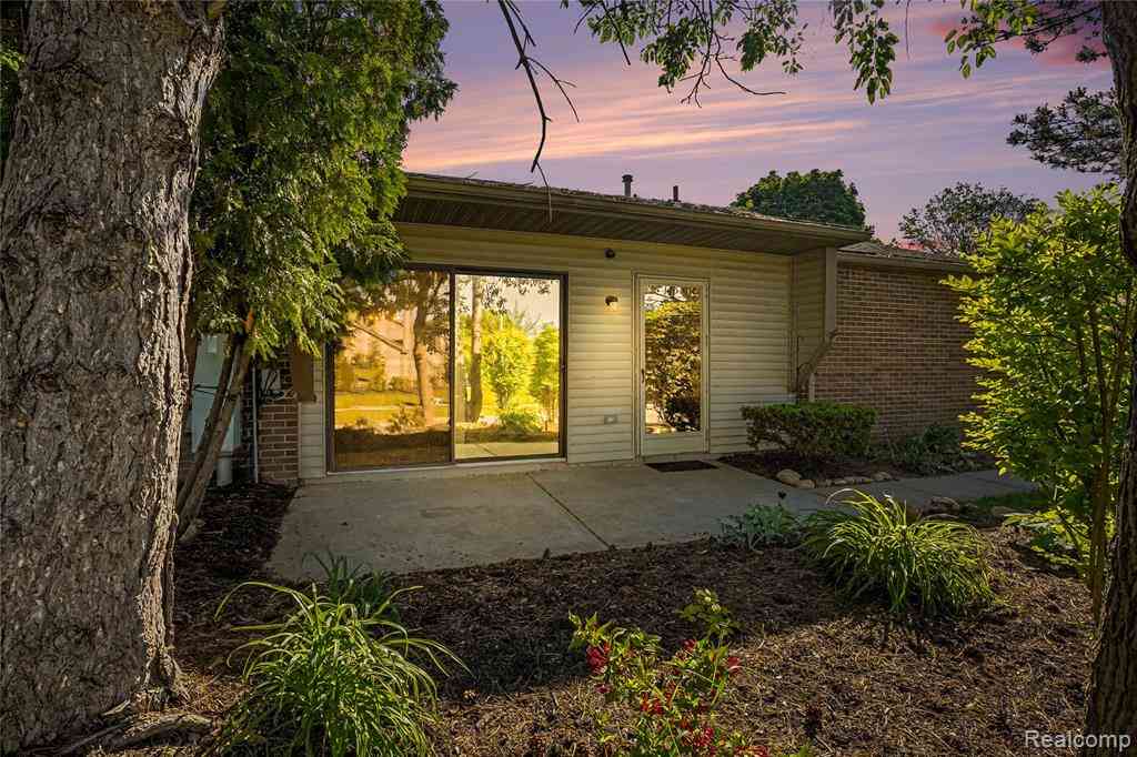 Condo For Sale - 314 Spring Brooke Drive  #7<br/> Brighton, MI 48116
