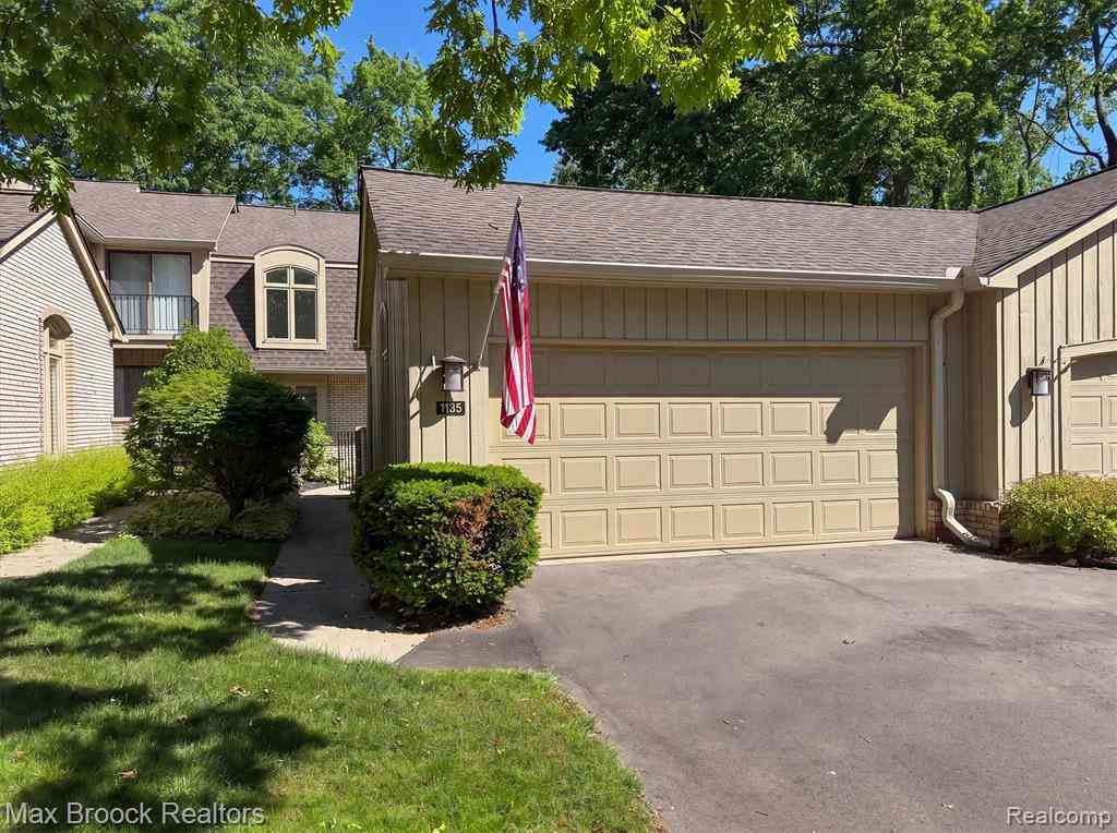 Condo For Sale - 1135 Ivyglen Circle <br/> Bloomfield Hills, MI 48304