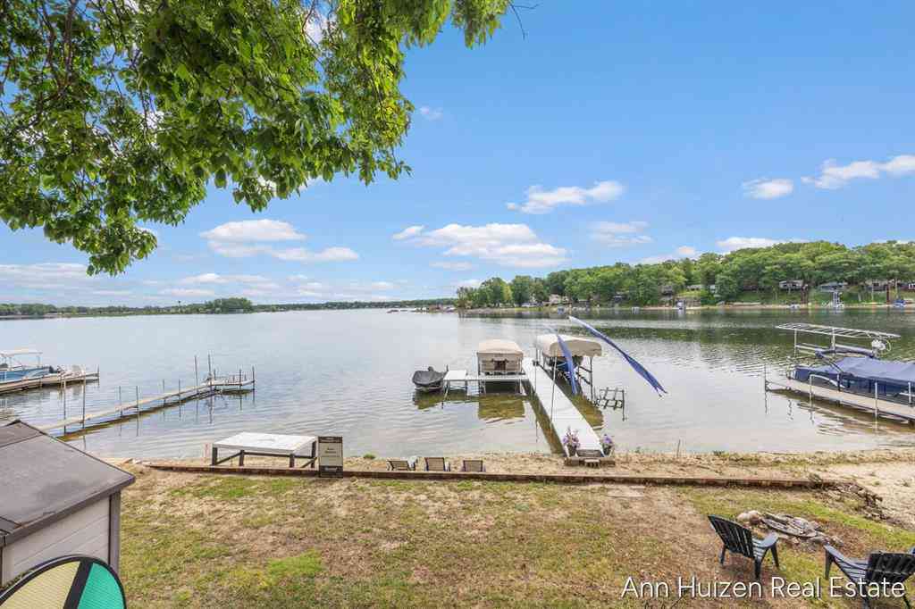 Homes For Sale - 11415 Oak Drive <br/> Delton, MI 49046