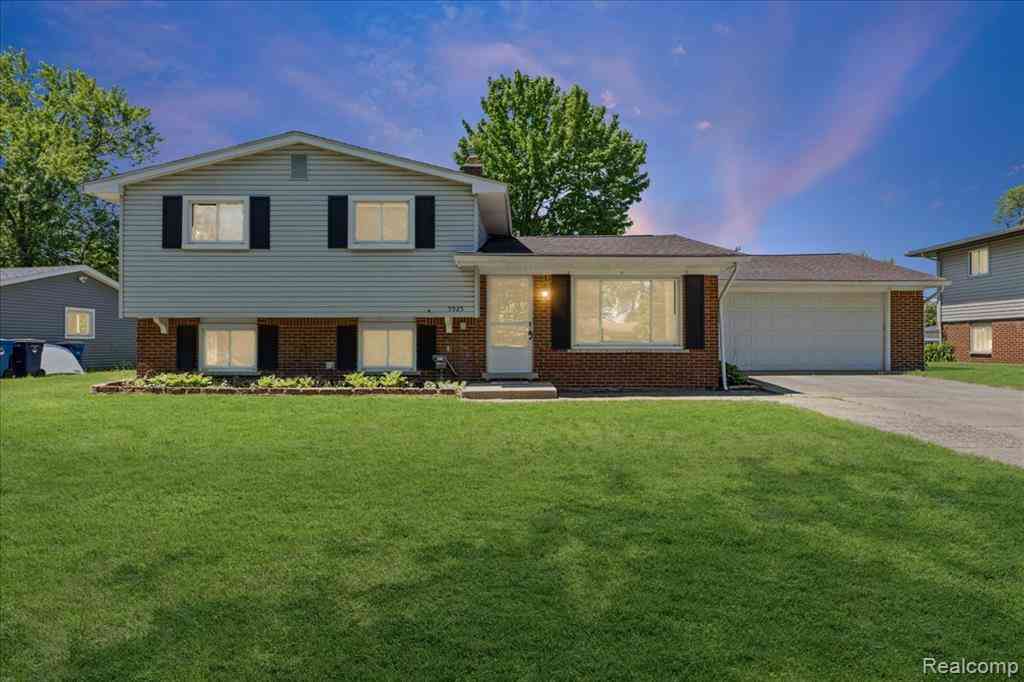 Homes For Sale - 5925 Strathdon Way <br/> Oakland County, Waterford, MI 48327