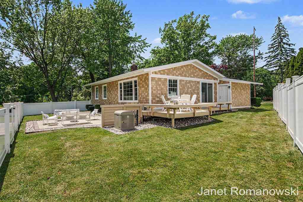 Homes For Sale - 324 Pioneer Club Road Se SE<br/> Kent County, East Grand Rapids, MI 49506