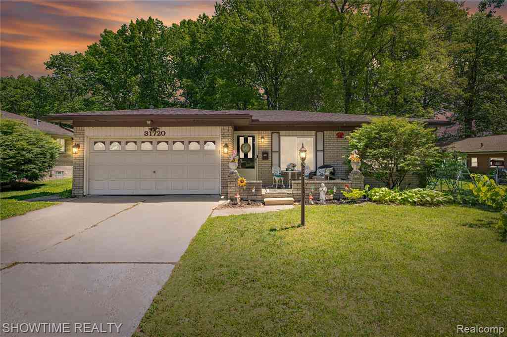 Homes For Sale - 31720 Kelly Road <br/> Macomb County, Roseville, MI 48066