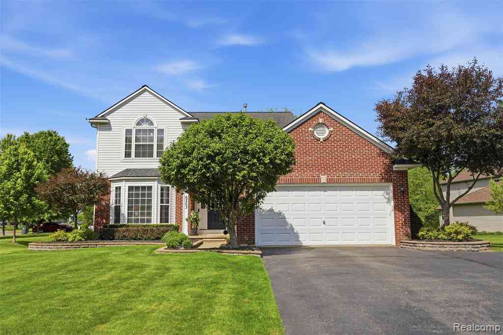 Homes For Sale - 6263 Shadetree Court <br/> Howell, MI 48843