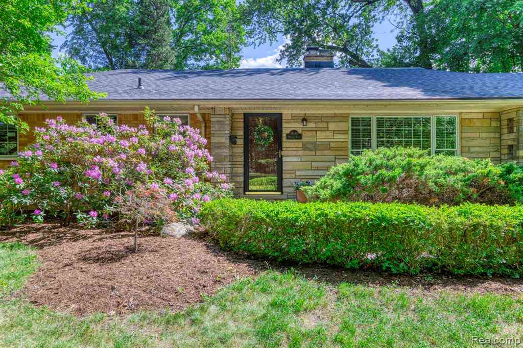 Homes For Sale - 19141 Warwick Street <br/> Franklin, MI 48025