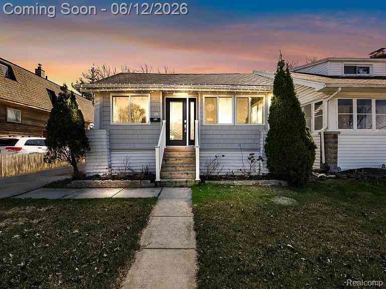 Homes For Sale - 419 W 12 Mile Road <br/> Royal Oak, MI 48073