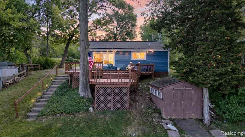 Homes For Sale - 1717 Triangle Lake Road <br/> Howell, MI 48843