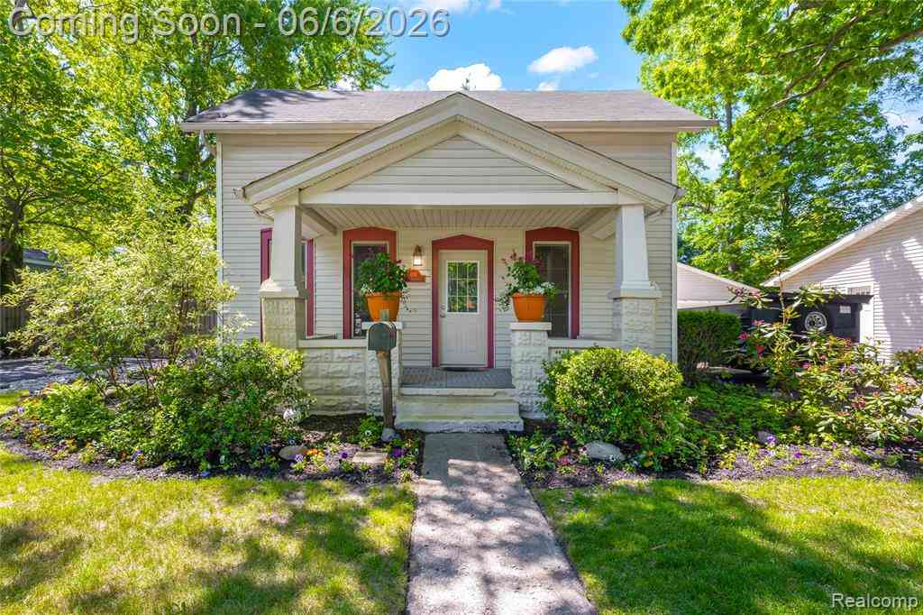 Homes For Sale - 406 E Sherman Street <br/> Oakland County, Holly, MI 48442