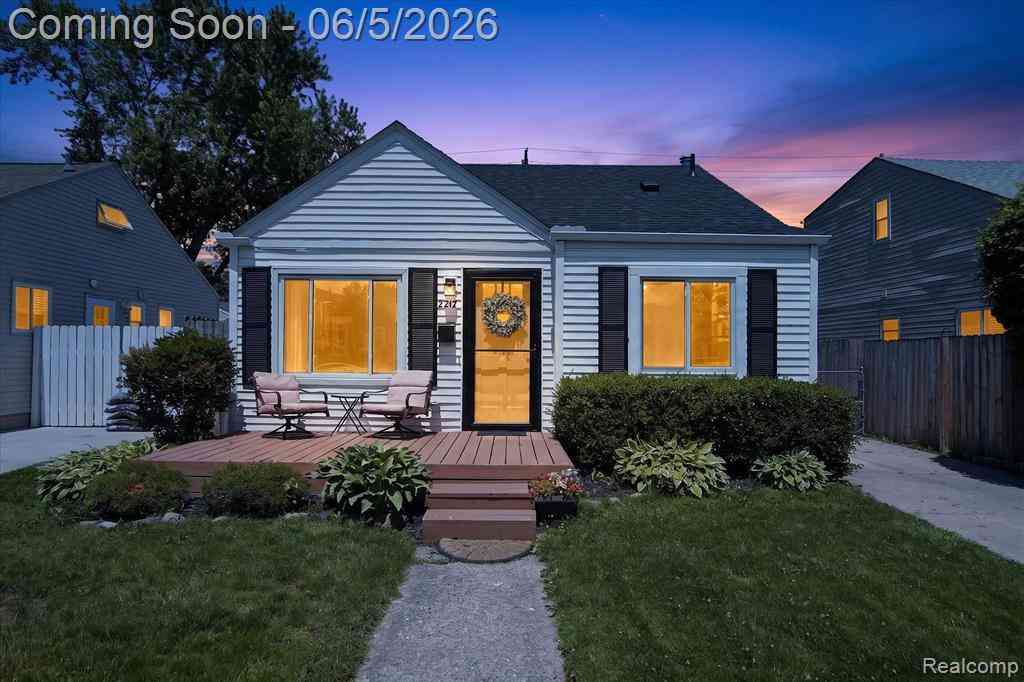 Homes For Sale - 2217 Guthrie Avenue <br/> Royal Oak, MI 48067