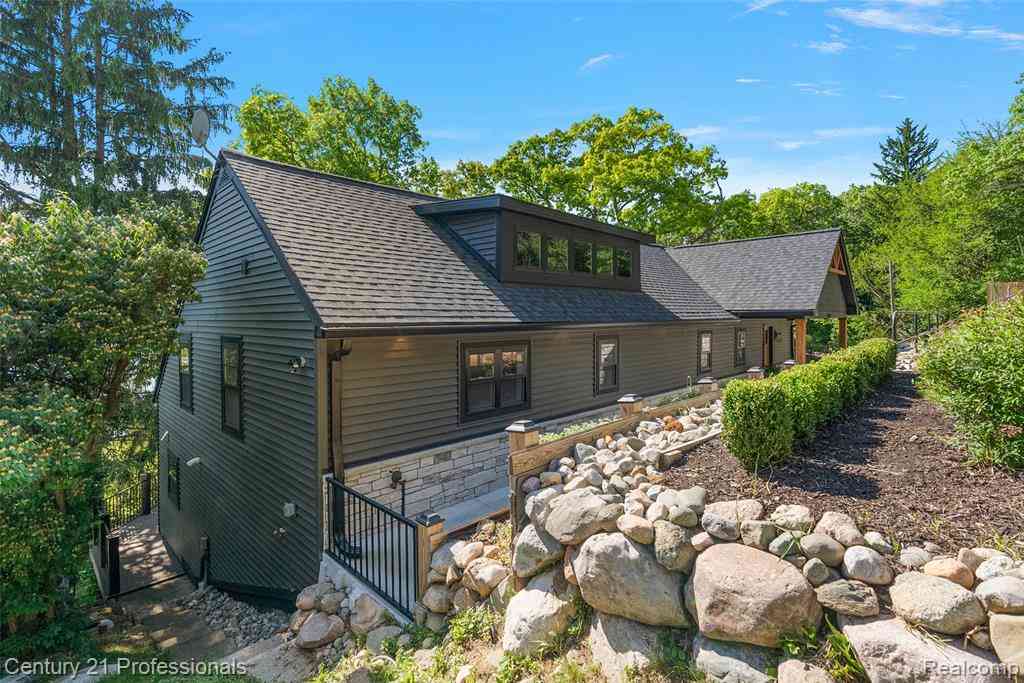 Homes For Sale - 1420 Pettibone Lake Road <br/> Highland, MI 48356