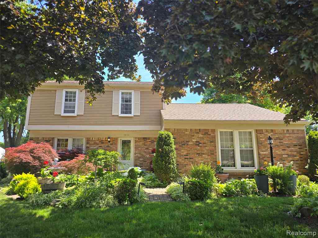 Homes For Sale - 24658 Christina Lane <br/> Novi, MI 48375