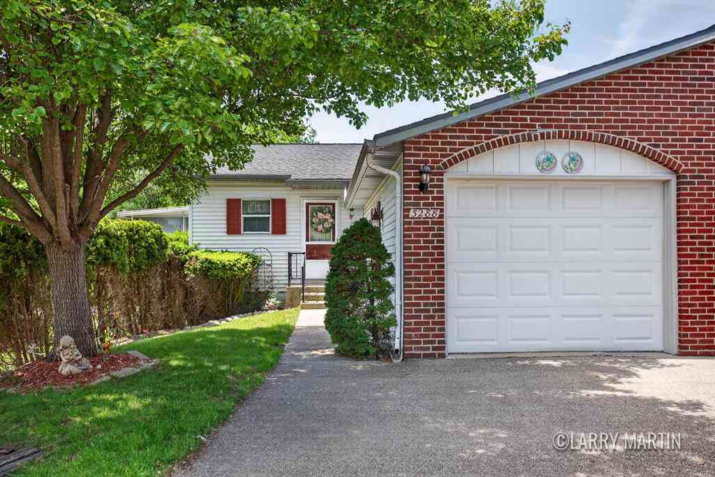 Condo For Sale - 3288 Cambridge Street Se SE #9<br/> Grand Rapids, MI 49512