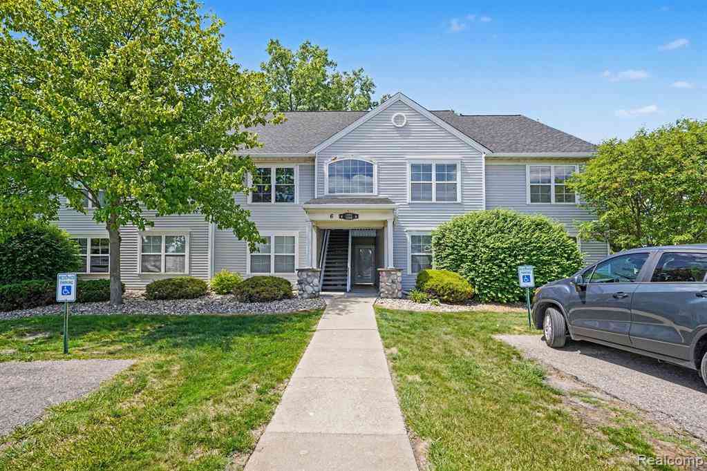Condo For Sale - 12398 Saint Andrews Way <br/> Fenton, MI 48430