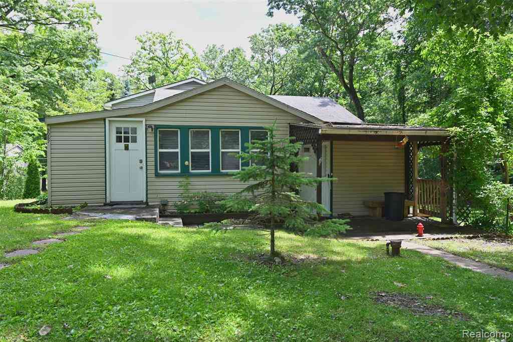 Homes For Sale - 3057 Hillside Drive <br/> Milford, MI 48380