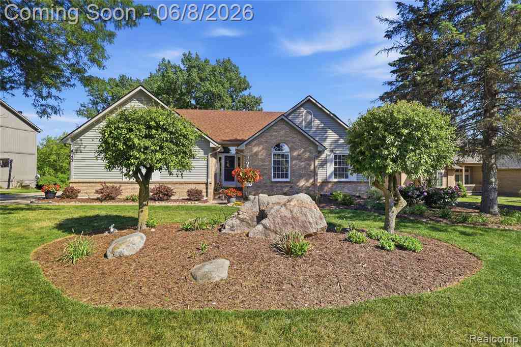 Homes For Sale - 6153 Pine Creek Court <br/> Grand Blanc, MI 48439