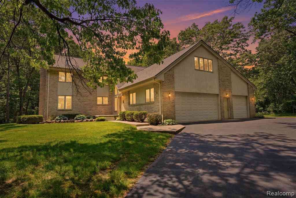 Homes For Sale - 27967 Galien Drive <br/> South Lyon, MI 48178