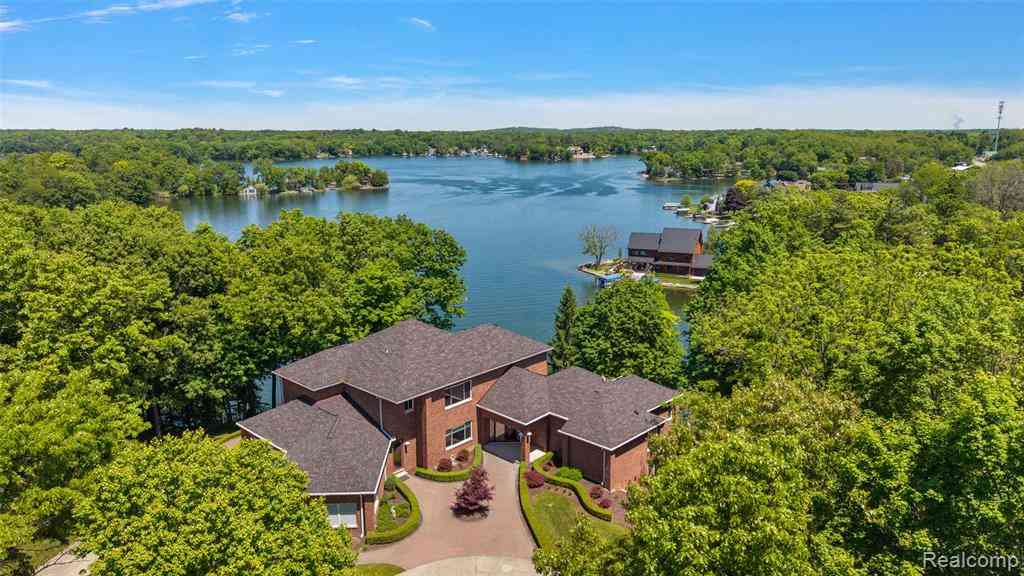 Homes For Sale - 781 Windy Fields Court <br/> Oakland County, Leonard, MI 48367