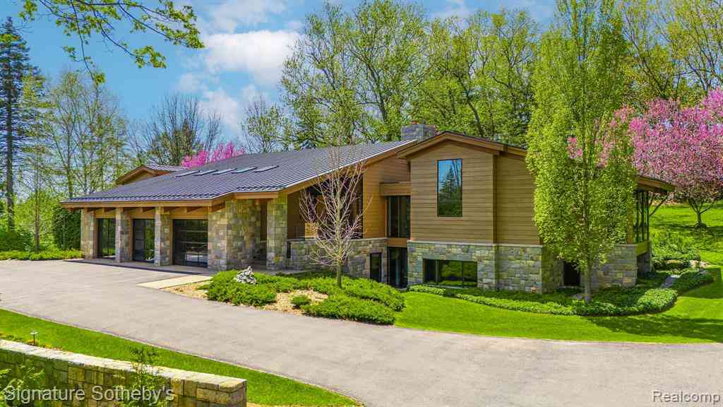 Homes For Sale - 5051 Beach Road <br/> Troy, MI 48098
