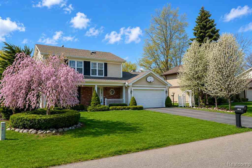 Homes For Sale - 40437 Village Wood Road <br/> Oakland County, Novi, MI 48375