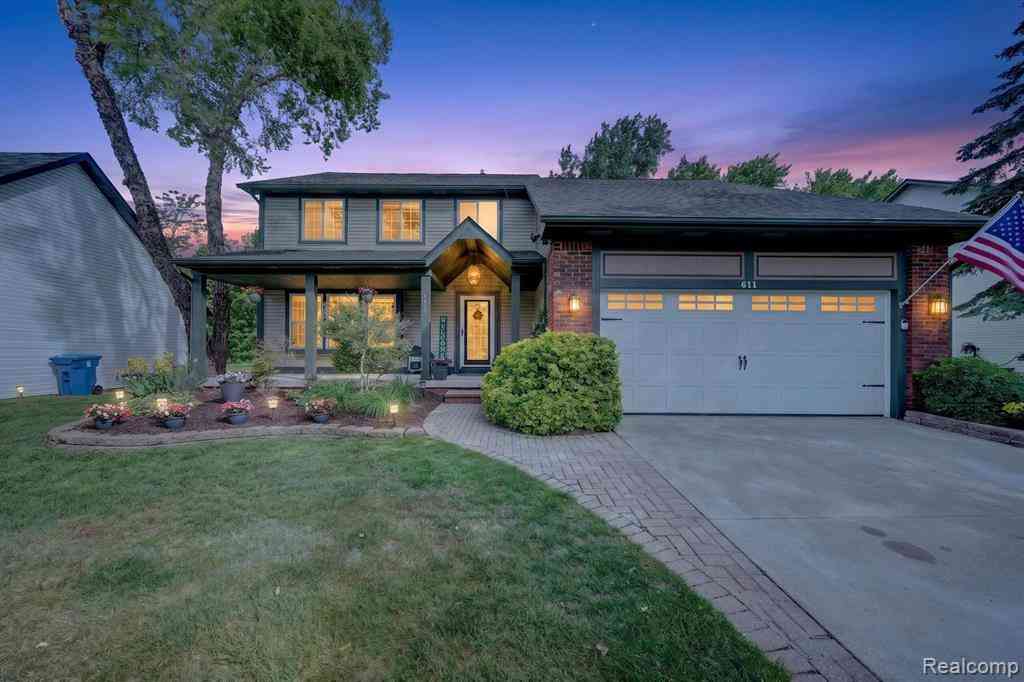 Homes For Sale - 611 Thornehill Trail <br/> Oxford, MI 48371