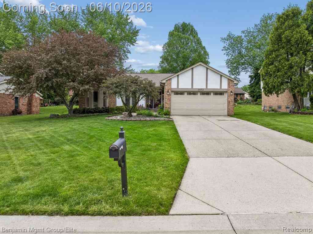 Homes For Sale - 2072 Cumberland Road <br/> Rochester, MI 48307