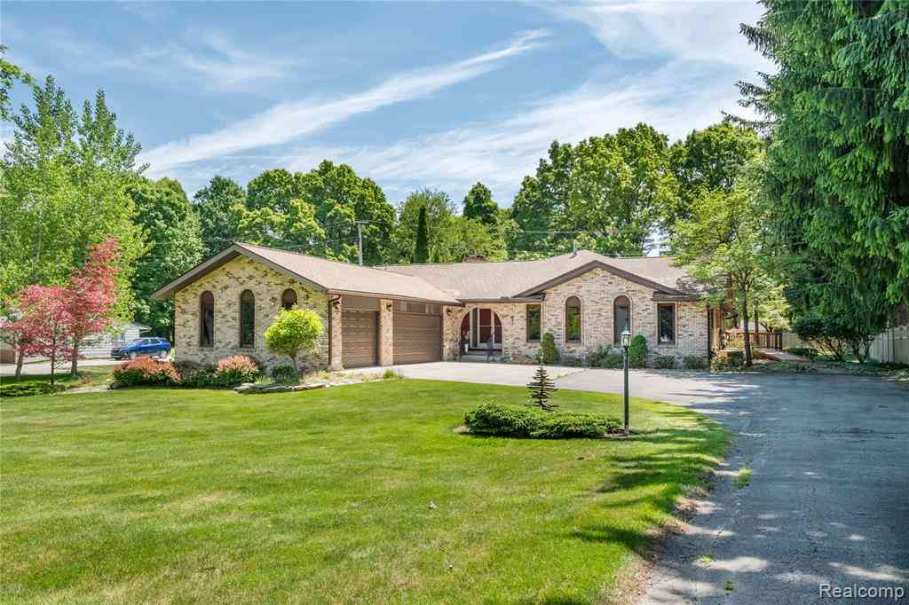 Homes For Sale - 11050 Wealthy Lane <br/> Macomb County, Romeo, MI 48065