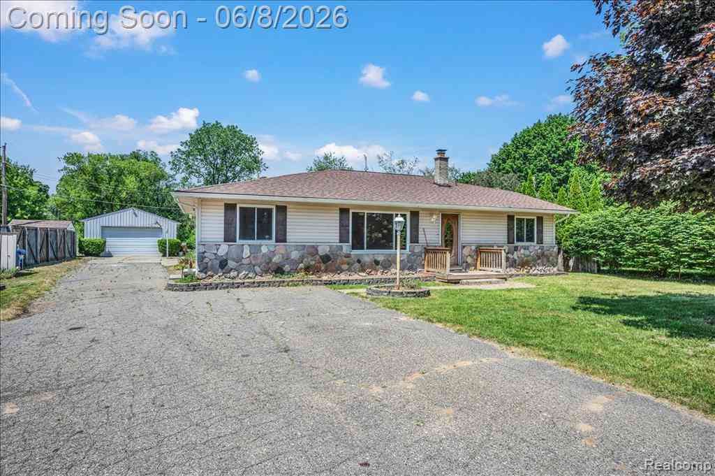 Homes For Sale - 730 Bogie Lake Road <br/> Oakland County, White Lake, MI 48383