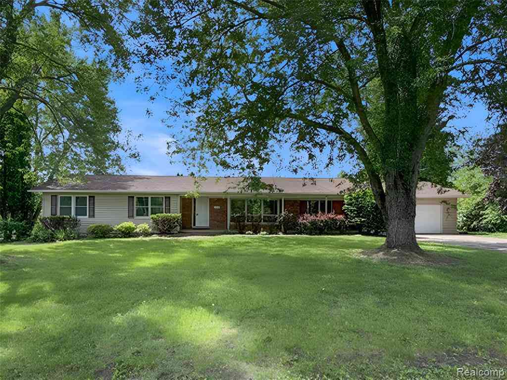 Homes For Sale - 140 Darwin Road <br/> Pinckney, MI 48169