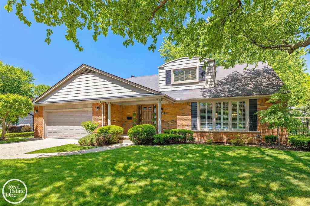 Homes For Sale - 432 Saddle Lane <br/> Wayne County, Grosse Pointe Woods, MI 48236