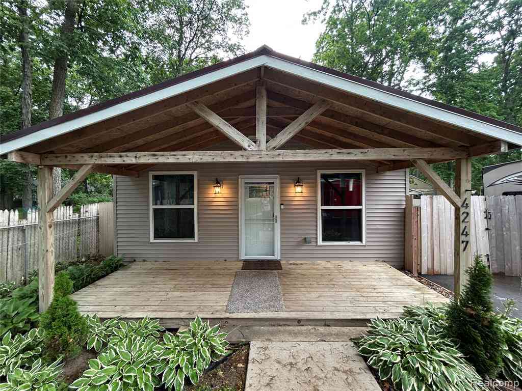 Homes For Sale - 4247 Laforest Drive <br/> Oakland County, Waterford, MI 48329