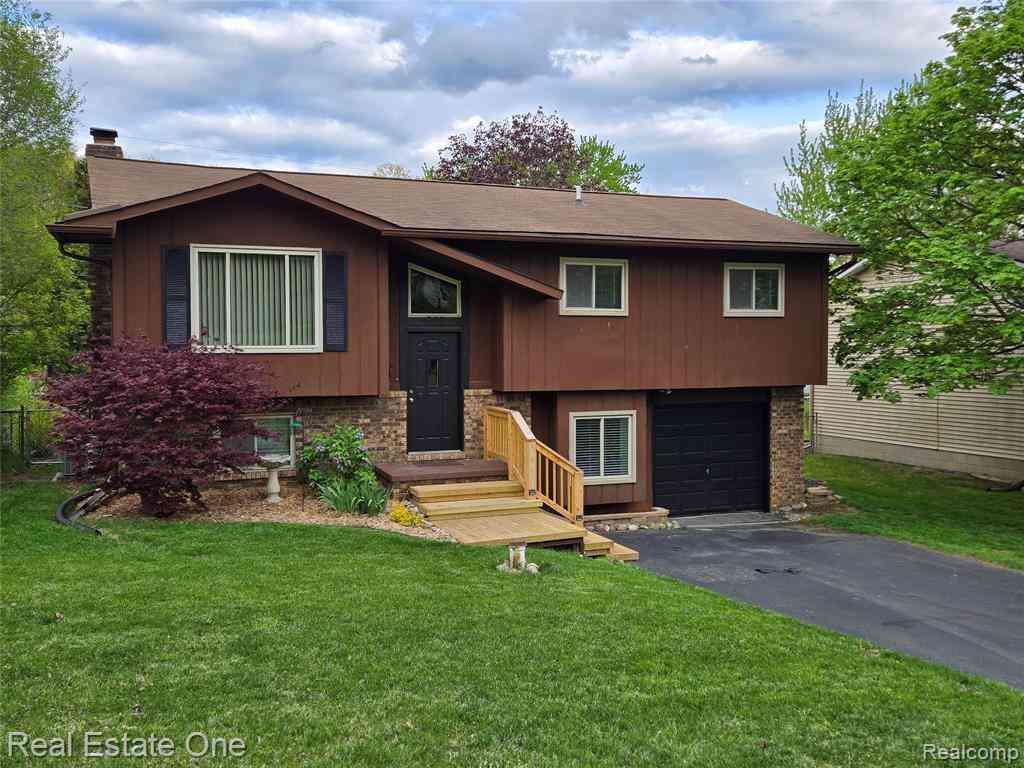 Homes For Sale - 661 Harry Paul Drive <br/> Lake Orion, MI 48362