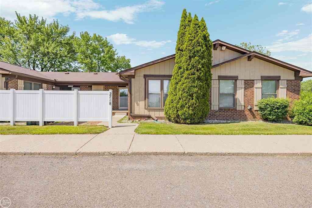 Condo For Sale - 2718 Roundtree Drive <br/> Troy, MI 48083