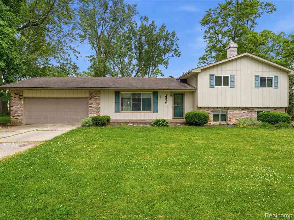 Homes For Sale - 2439 N Long Lake Road <br/> Fenton, MI 48430