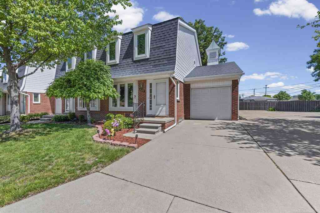 Condo For Sale - 500 Pineview Court <br/> Saint Clair Shores, MI 48081
