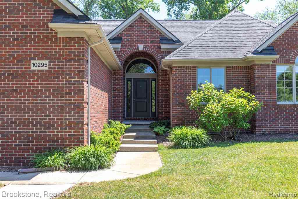 Homes For Sale - 10295 Northridge Court <br/> Oakland County, White Lake, MI 48386