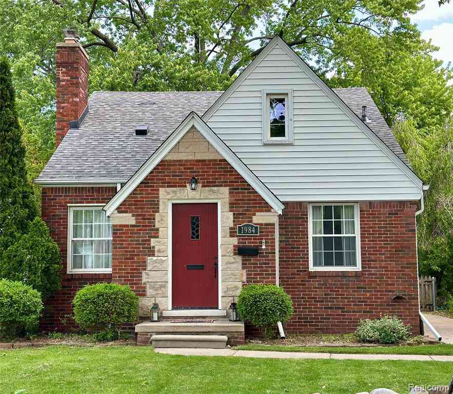 Homes For Sale - 1984 Beaufait Drive <br/> Grosse Pointe, MI 48236
