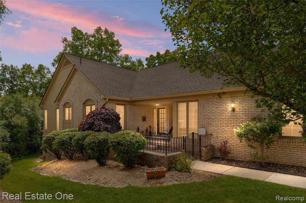 Condo For Sale - 6273 Celeste Road  <br/> West Bloomfield, MI 48322