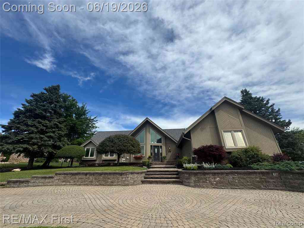 Homes For Sale - 601 Brookwood Lane E E<br/> Oakland County, Rochester, MI 48309