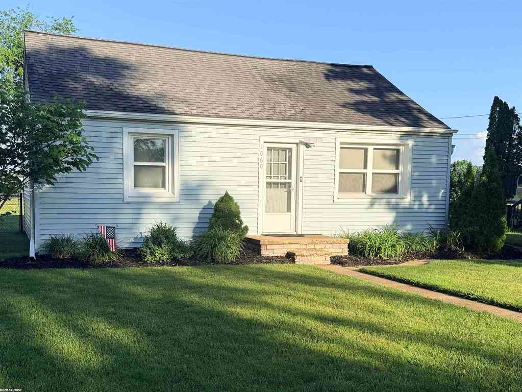 Homes For Sale - 1060 S Kalamazoo Avenue <br/> Marshall, MI 49068
