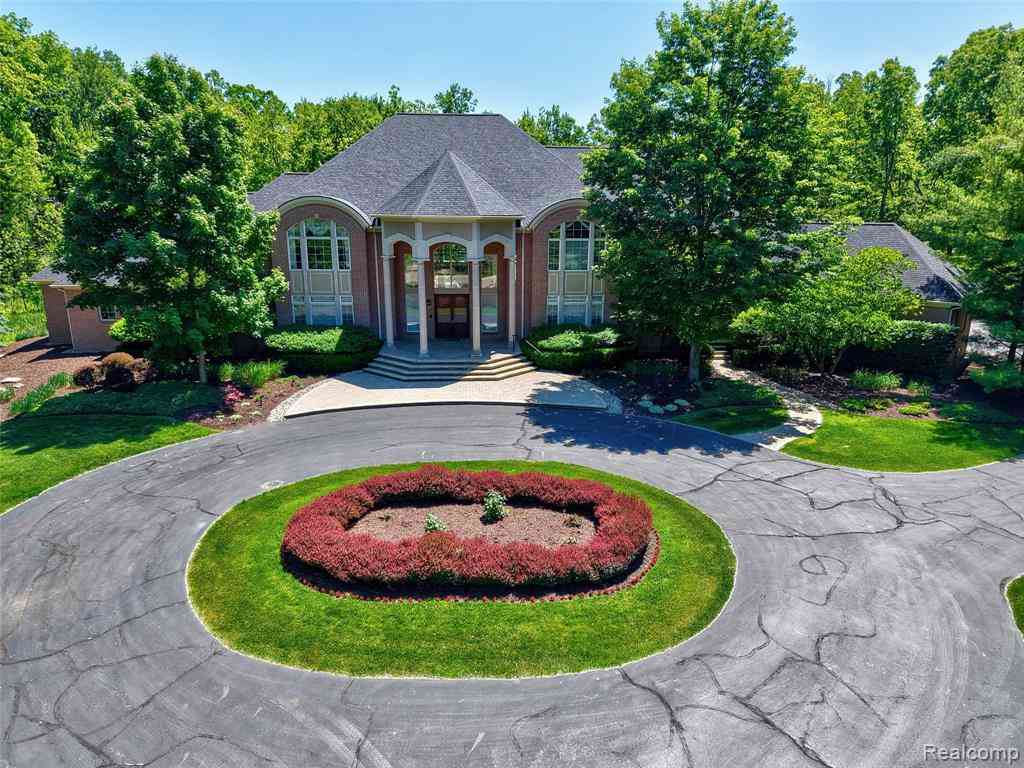 Homes For Sale - 8479 Misty Meadows <br/> Grand Blanc, MI 48439