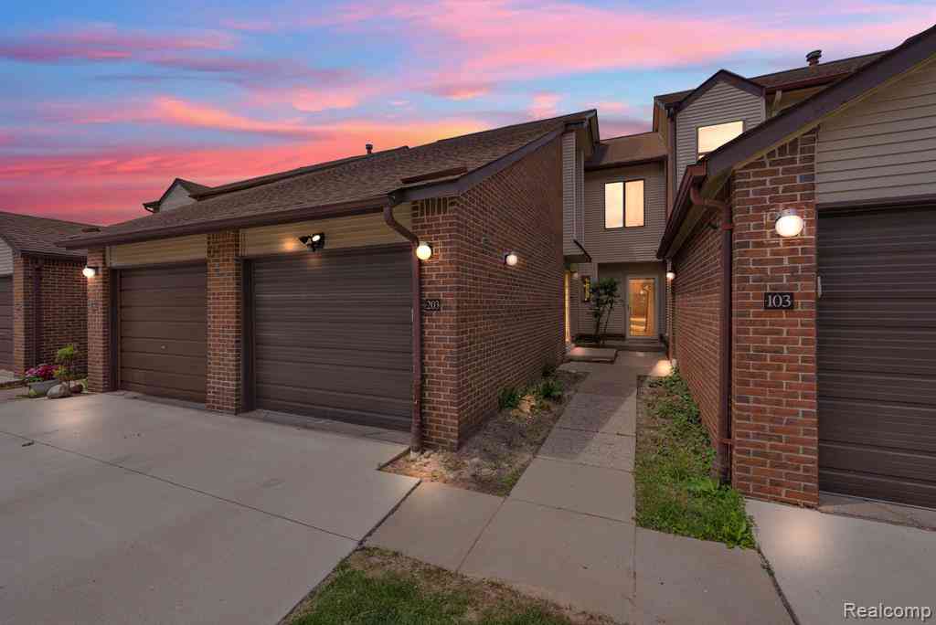 Condo For Sale - 6689 Ridgefield Circle  #203<br/> West Bloomfield, MI 48322
