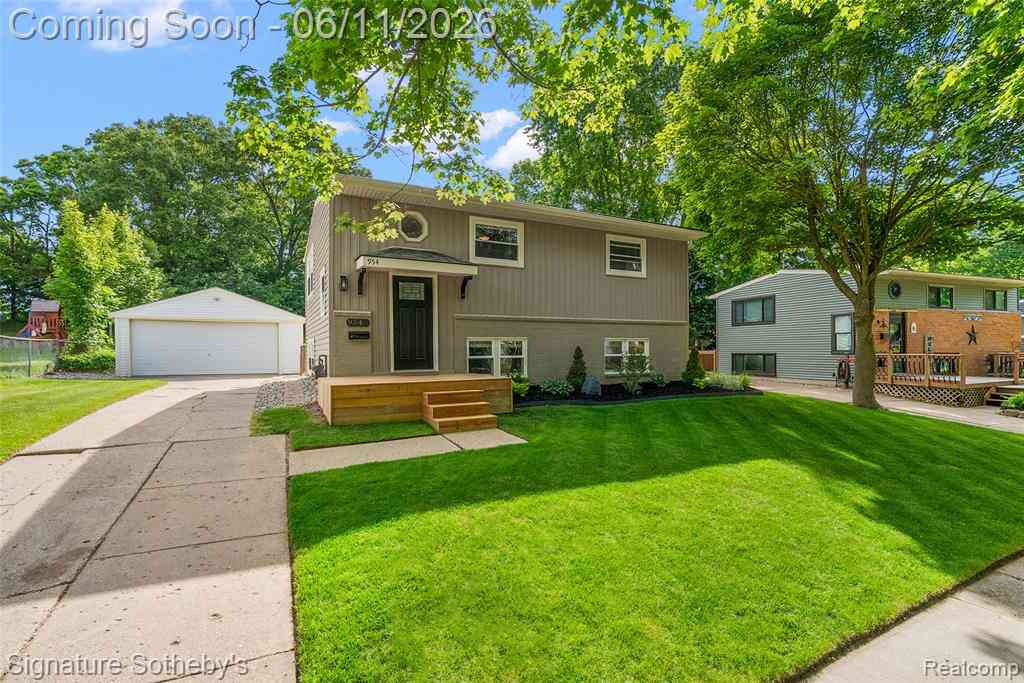 Homes For Sale - 954 Panorama Drive <br/> Oakland County, Milford, MI 48381