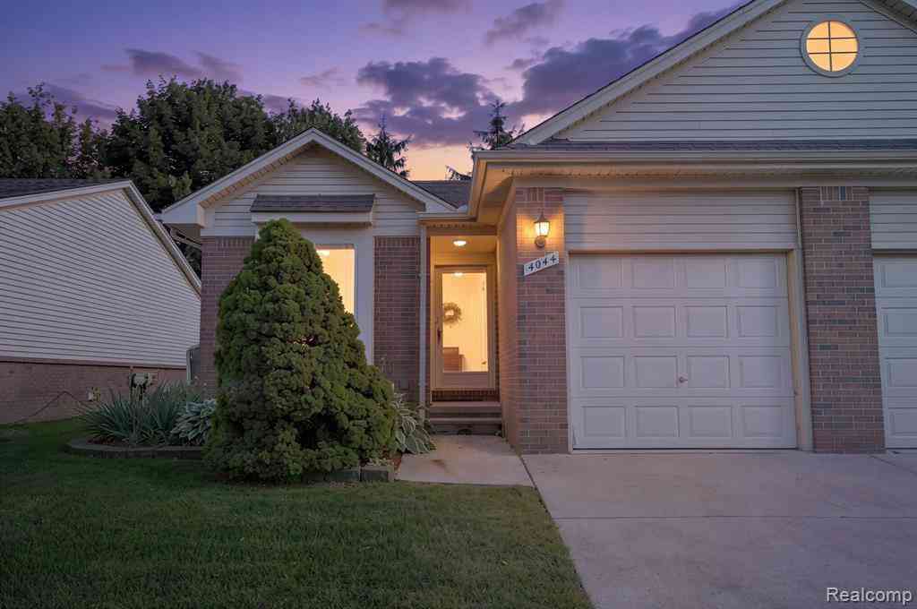 Condo For Sale - 4044 Heatherwood Court <br/> Warren, MI 48092