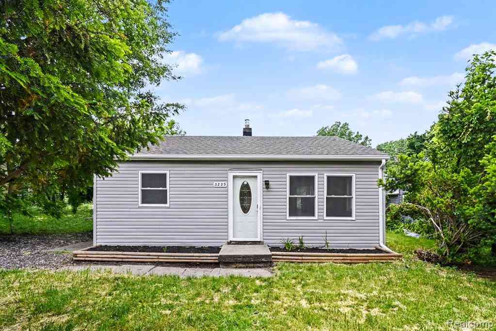 Homes For Sale - 3235 Young Avenue <br/> Ingham County, Lansing, MI 48906